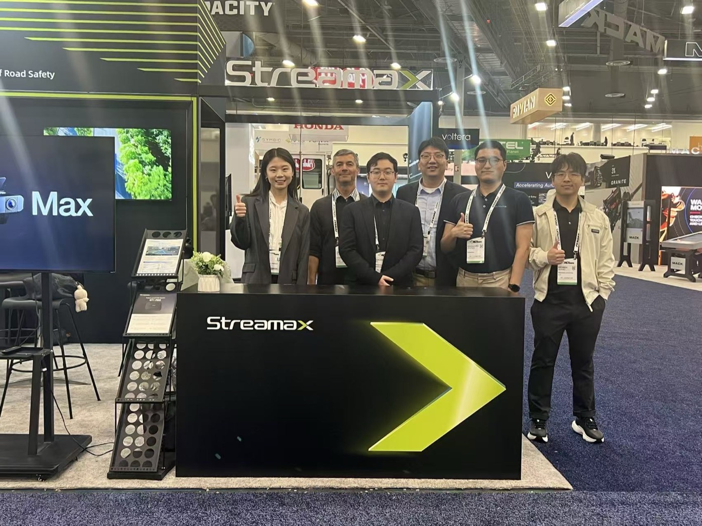 锐明 ACT Expo 展台与美国团队合影